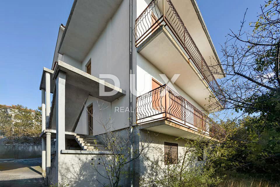 CRIKVENICA, JADRANOVO - casa indipendente con 3 appartamenti separati con vista mare + giardino! OCCASIONE!