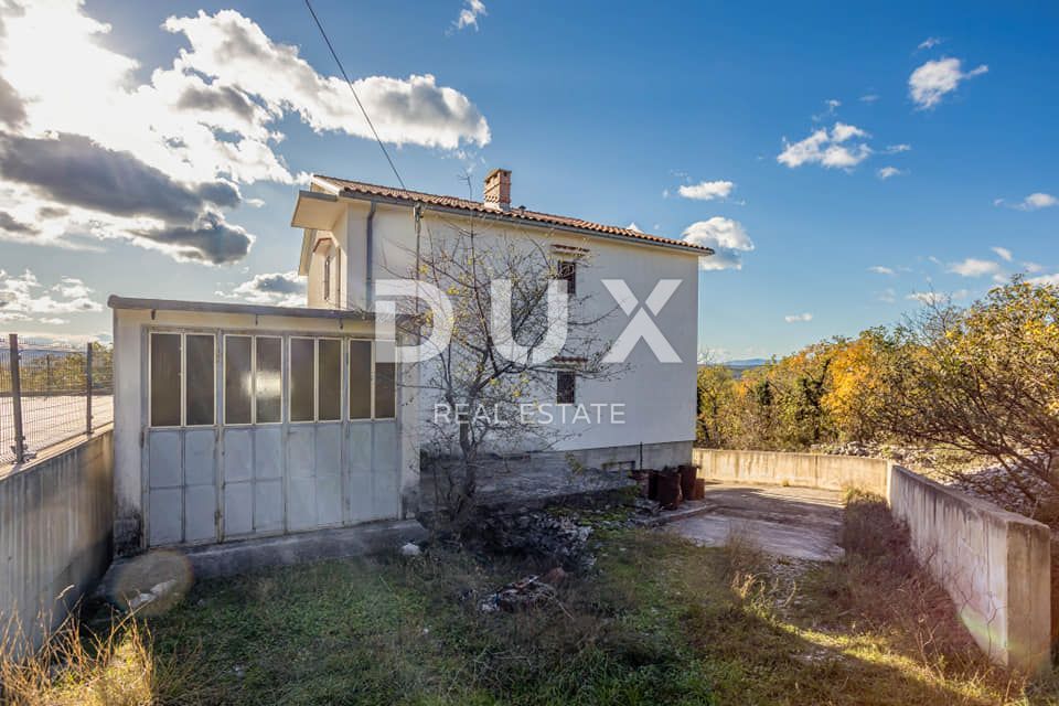 CRIKVENICA, JADRANOVO - casa indipendente con 3 appartamenti separati con vista mare + giardino! OCCASIONE!