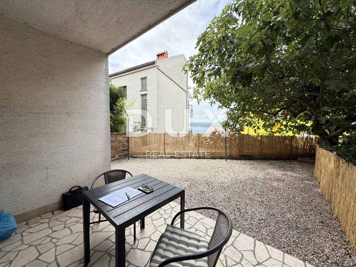 CRIKVENICA - Appartamento recentemente ristrutturato con 2 camere da letto + soggiorno, giardino privato e vista mare