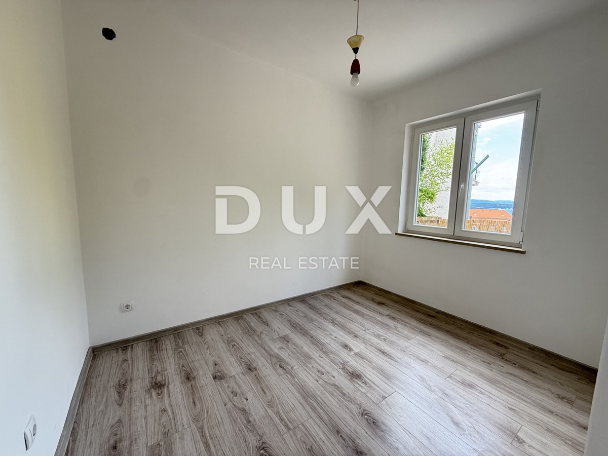 CRIKVENICA - Appartamento recentemente ristrutturato con 2 camere da letto + soggiorno, giardino privato e vista mare