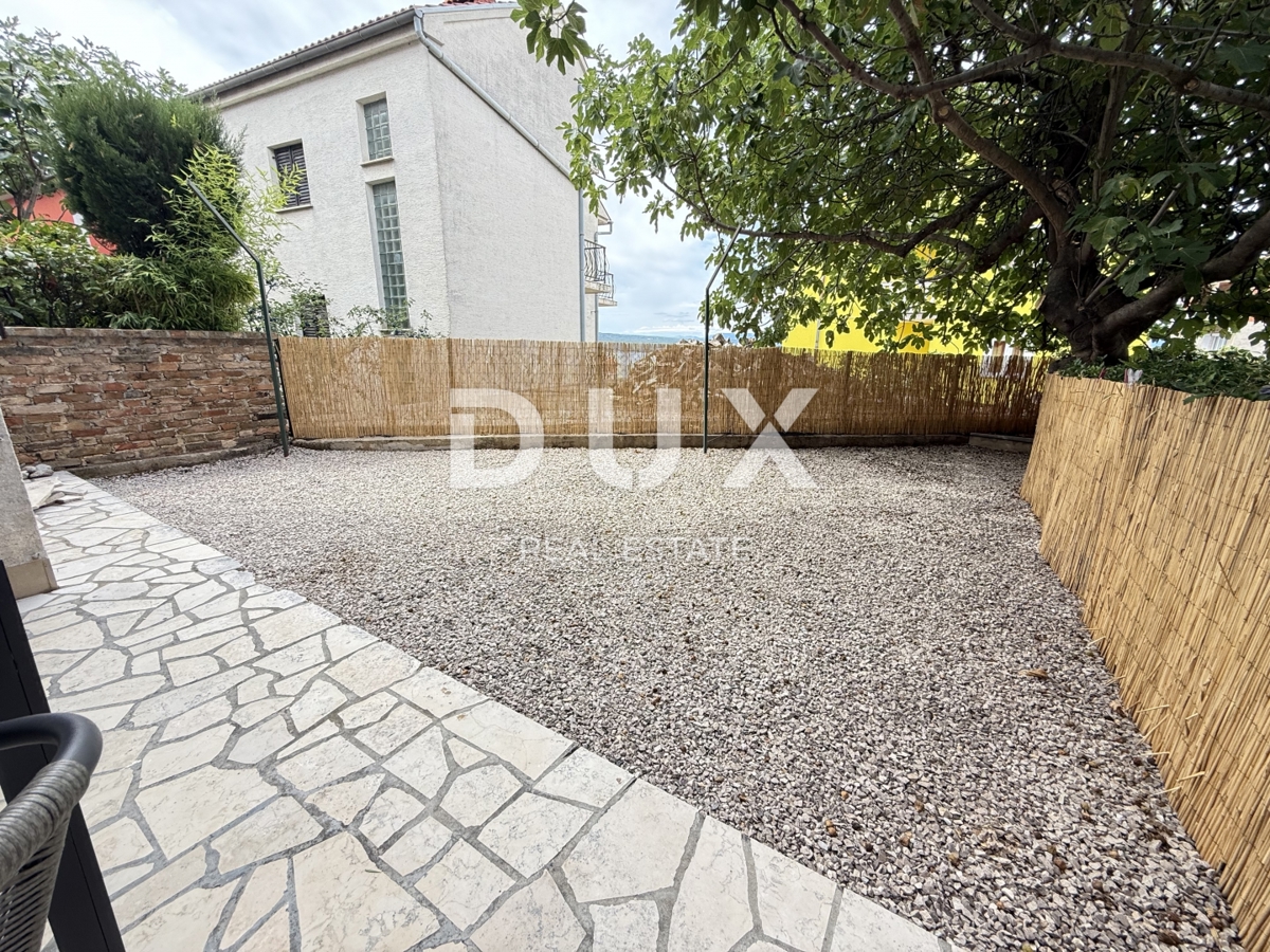 CRIKVENICA - Appartamento recentemente ristrutturato con 2 camere da letto + soggiorno, giardino privato e vista mare