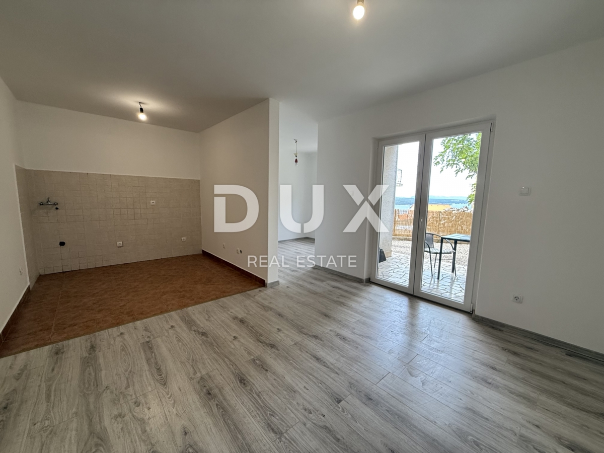CRIKVENICA - Appartamento recentemente ristrutturato con 2 camere da letto + soggiorno, giardino privato e vista mare