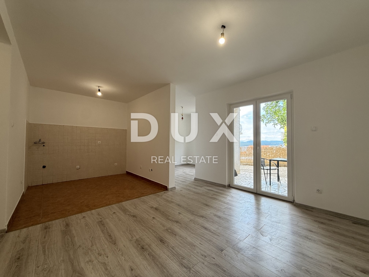 CRIKVENICA - Appartamento recentemente ristrutturato con 2 camere da letto + soggiorno, giardino privato e vista mare