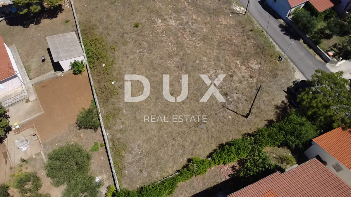 ZADAR, PRIVLAKA – Terreno edificabile 613m², 350m dal mare!