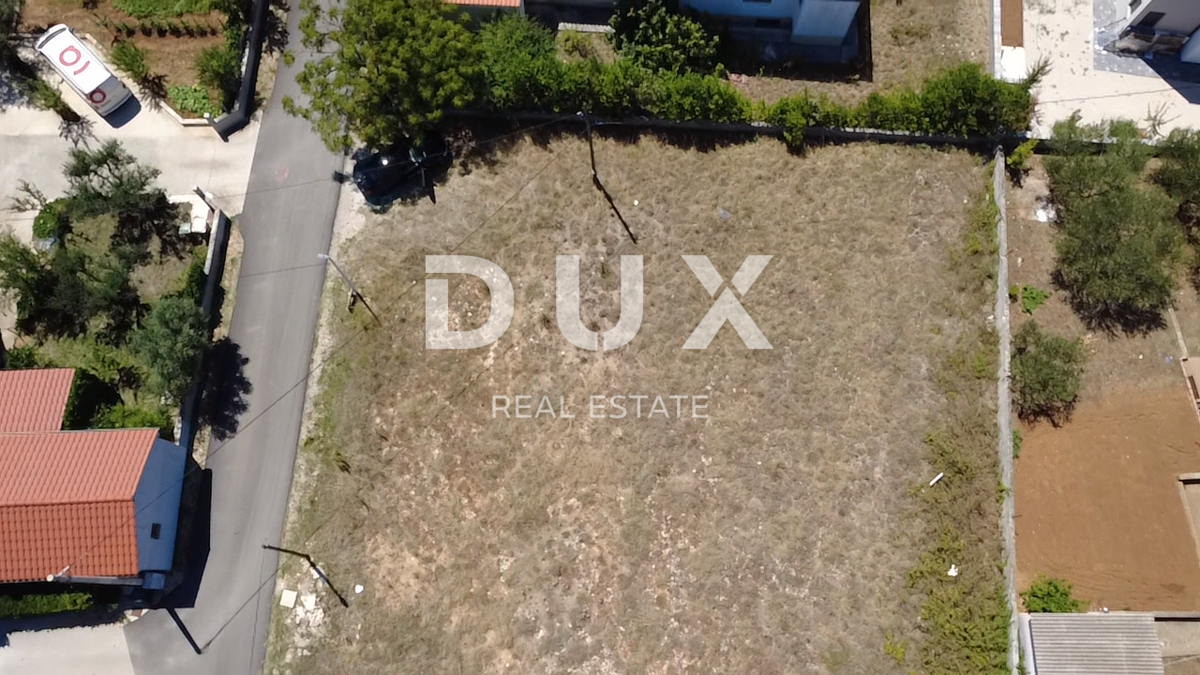 ZADAR, PRIVLAKA – Terreno edificabile 613m², 350m dal mare!