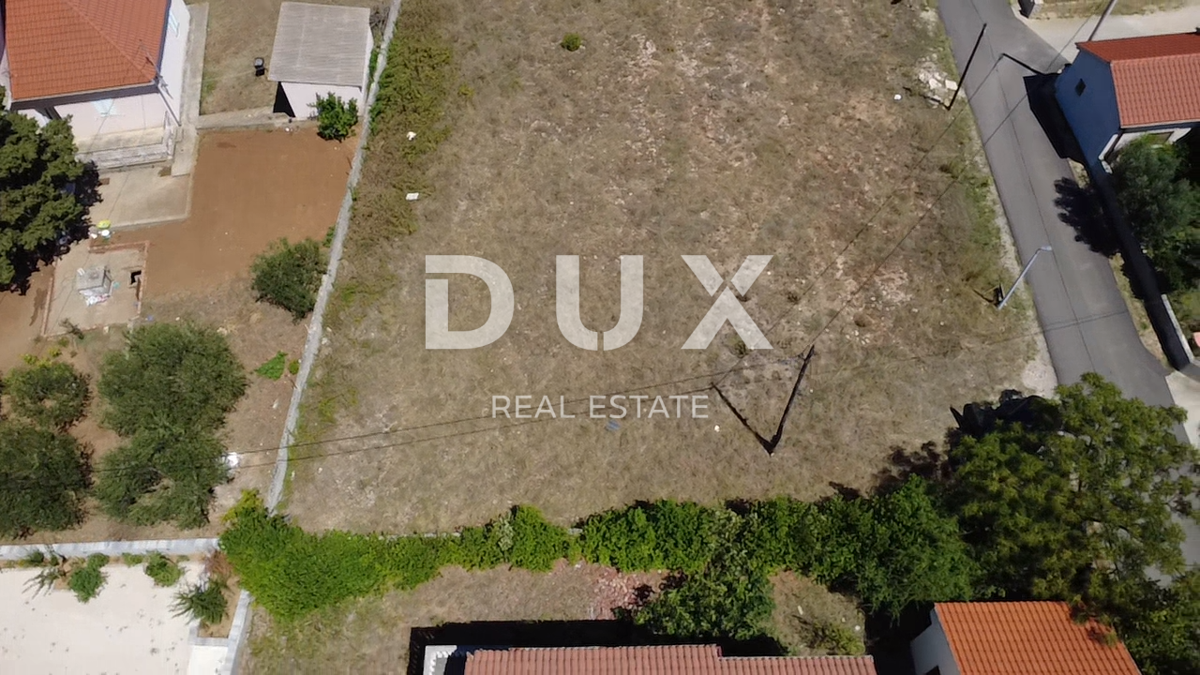 ZADAR, PRIVLAKA – Terreno edificabile 613m², 350m dal mare!