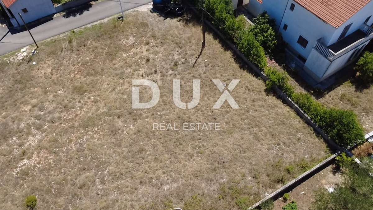 ZADAR, PRIVLAKA – Terreno edificabile 613m², 350m dal mare!