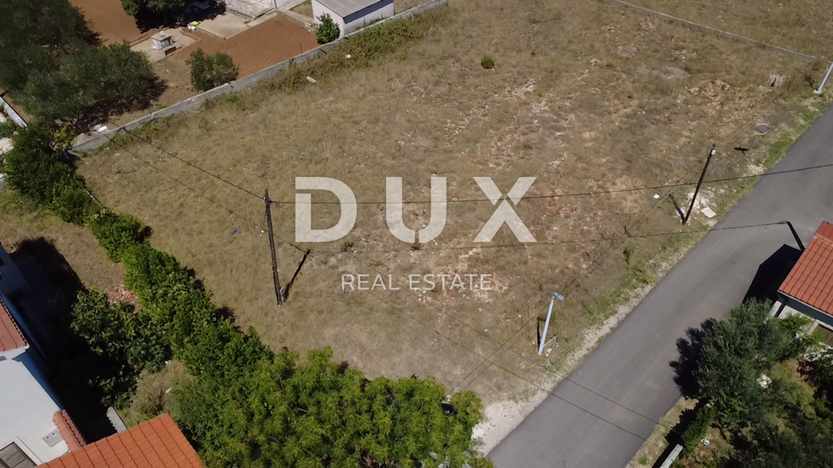 ZADAR, PRIVLAKA – Terreno edificabile 613m², 350m dal mare!