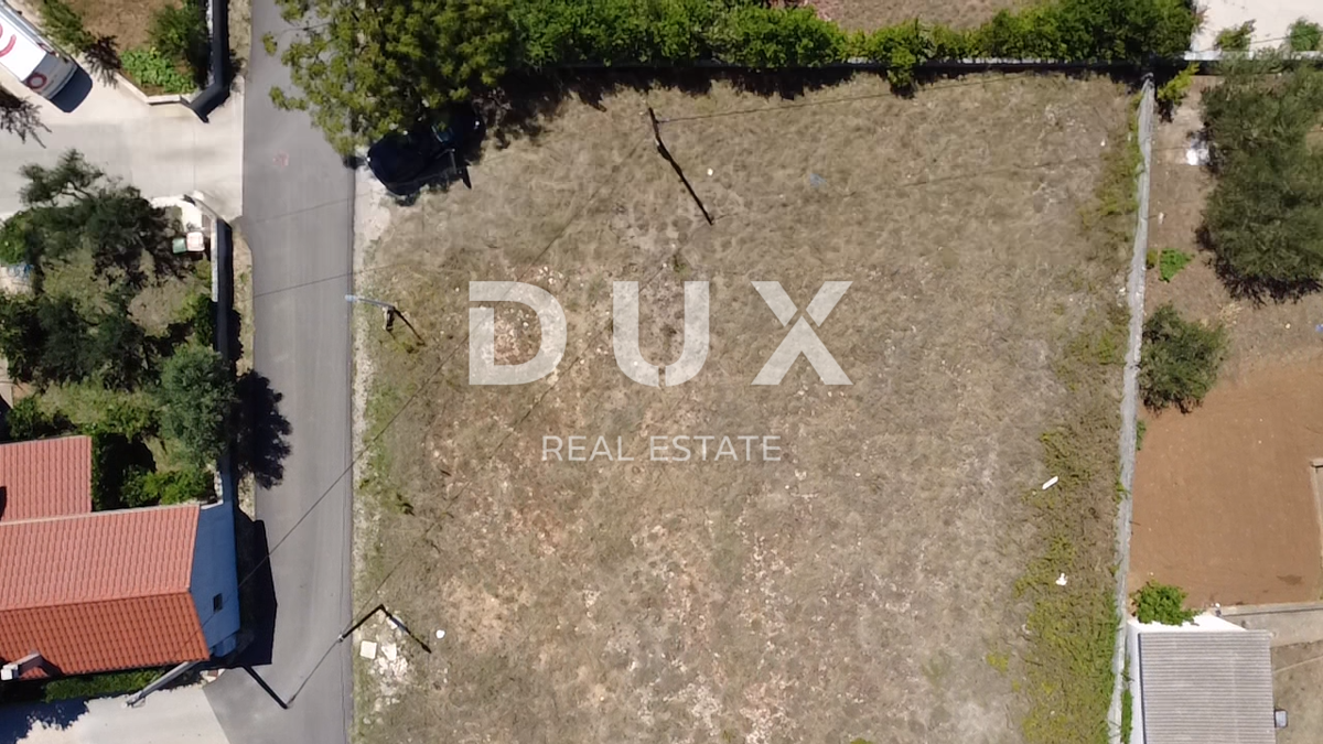 ZADAR, PRIVLAKA – Terreno edificabile 613m², 350m dal mare!