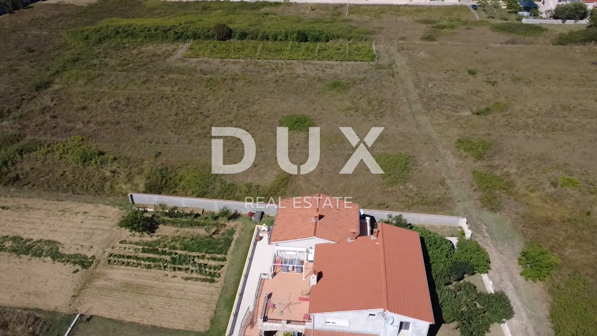 ZADAR, NIN - Terreno edificabile con permesso di costruzione per una casa bifamiliare!