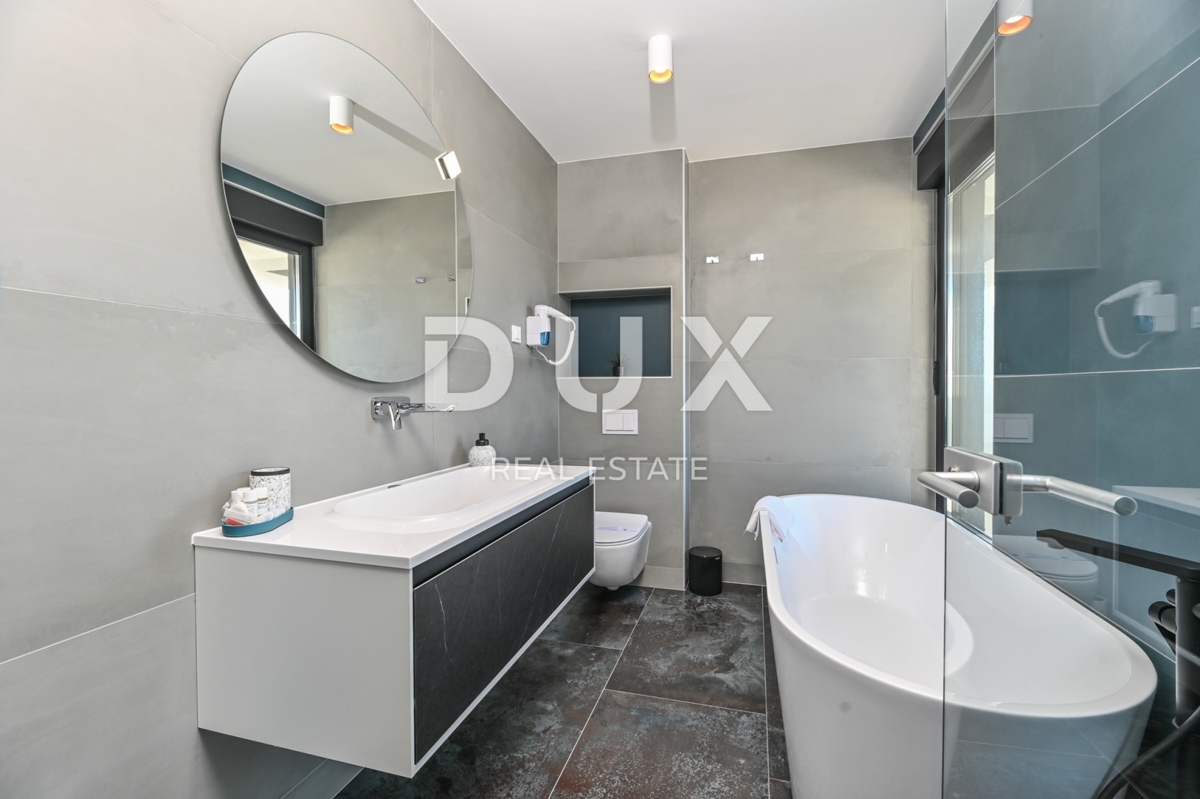 ISOLA DI PAG, NOVALJA - Villa con 5 camere da letto, piscina e sauna, 176,5 m2