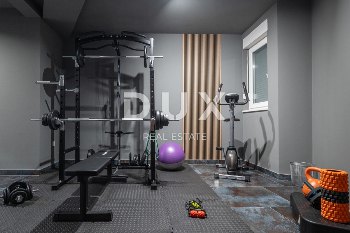 ISOLA DI PAG, NOVALJA - Villa con 5 camere da letto, piscina e sauna, 176,5 m2