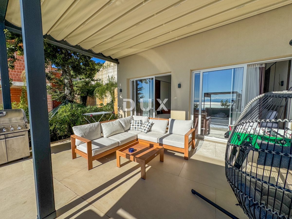 ABBAZIA, LOVRAN - appartamento con vista panoramica sul mare, terrazza e piscina in comune