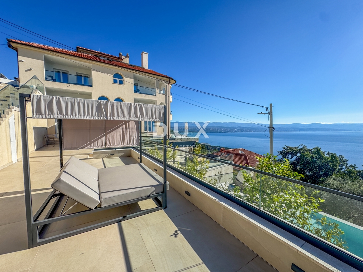 ABBAZIA, LOVRAN - appartamento con vista panoramica sul mare, terrazza e piscina in comune