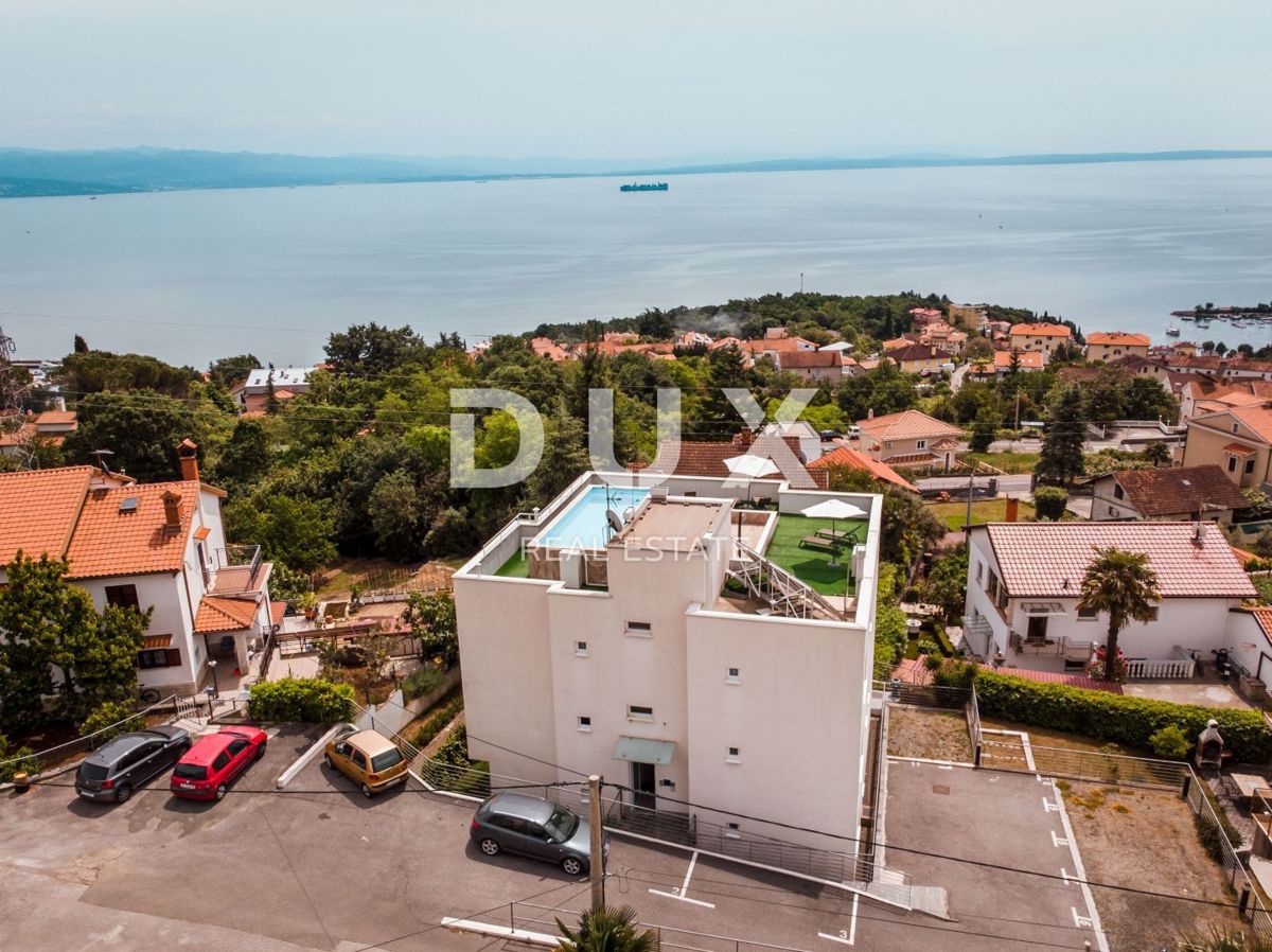 OPATIJA, IČIĆI - appartamento 79m2 con giardino in un edificio nuovo con piscina sul tetto, vista mare, parcheggio
