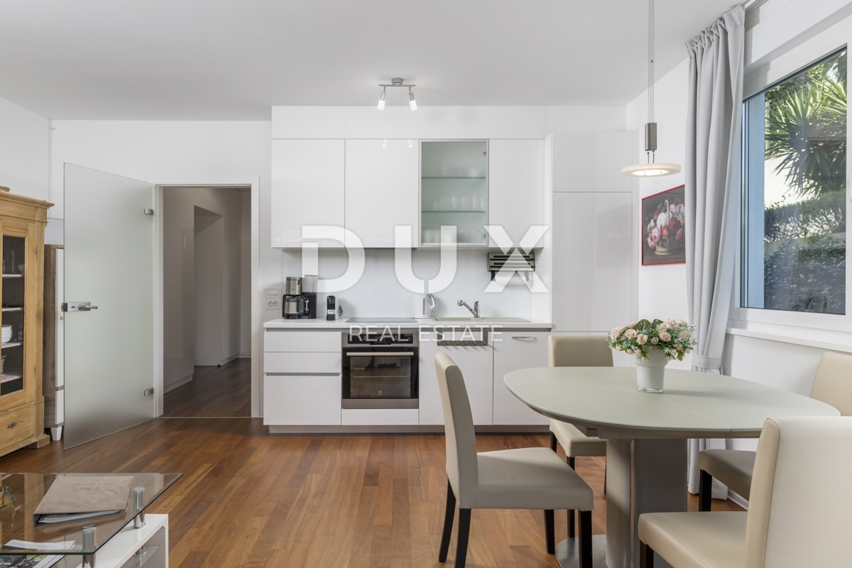 OPATIJA, IČIĆI - appartamento 79m2 con giardino in un edificio nuovo con piscina sul tetto, vista mare, parcheggio