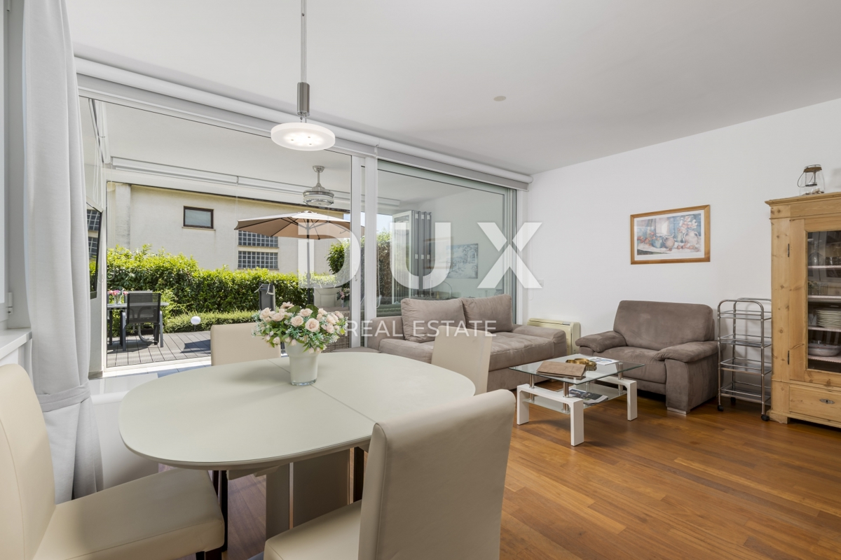 OPATIJA, IČIĆI - appartamento 79m2 con giardino in un edificio nuovo con piscina sul tetto, vista mare, parcheggio