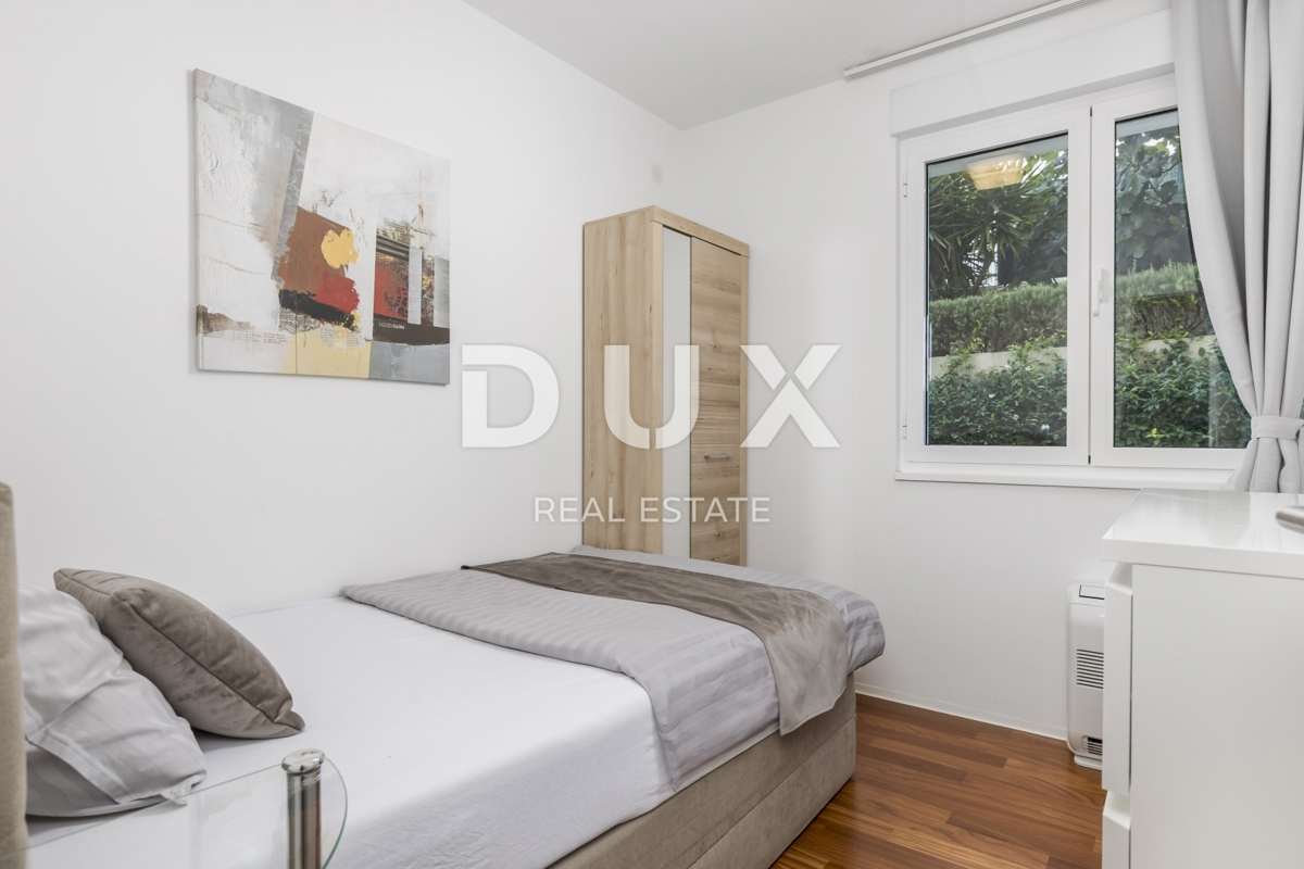 OPATIJA, IČIĆI - appartamento 79m2 con giardino in un edificio nuovo con piscina sul tetto, vista mare, parcheggio