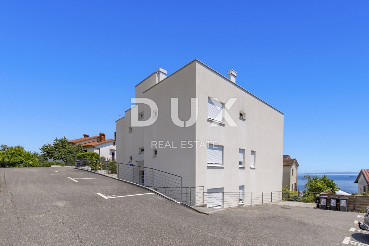 OPATIJA, IČIĆI - appartamento 79m2 con giardino in un edificio nuovo con piscina sul tetto, vista mare, parcheggio