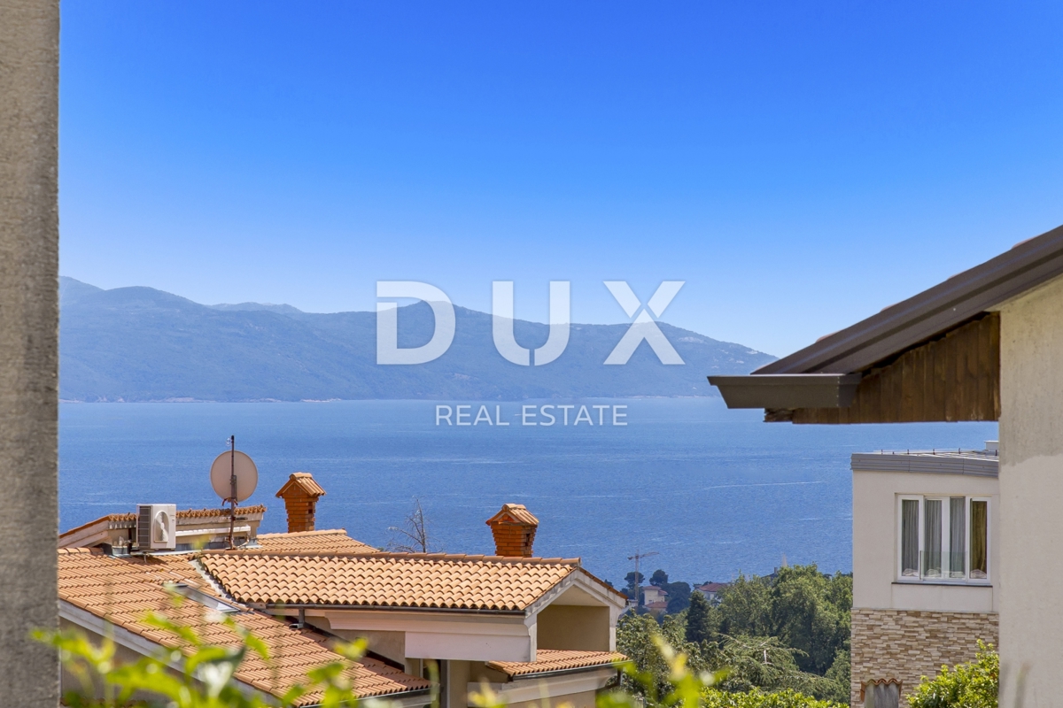 OPATIJA, IČIĆI - appartamento 79m2 con giardino in un edificio nuovo con piscina sul tetto, vista mare, parcheggio