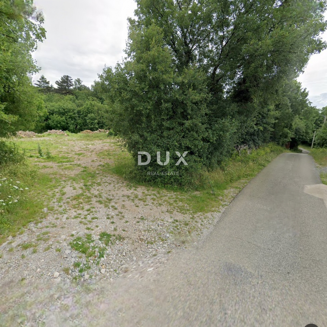 RIJEKA, GROBNIK - terreno edificabile di 736 m2 per una casa familiare/appartamenti/in affitto o case vacanze con piscina