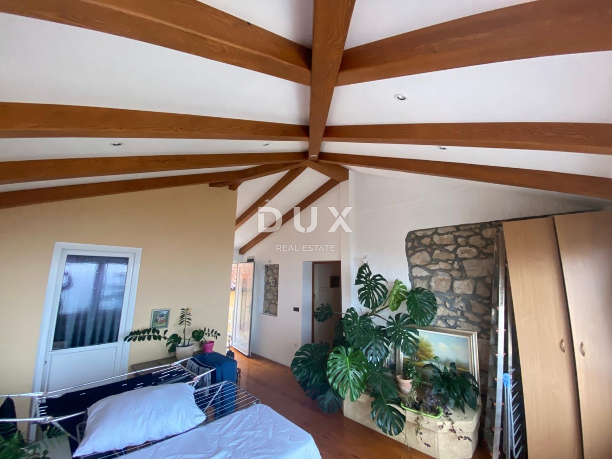 RIJEKA, TRSAT - appartamento 132 m2, 4 camere da letto + soggiorno con vista panoramica sul mare + appartamento aggiuntivo 31 m2! OCCASIONE!