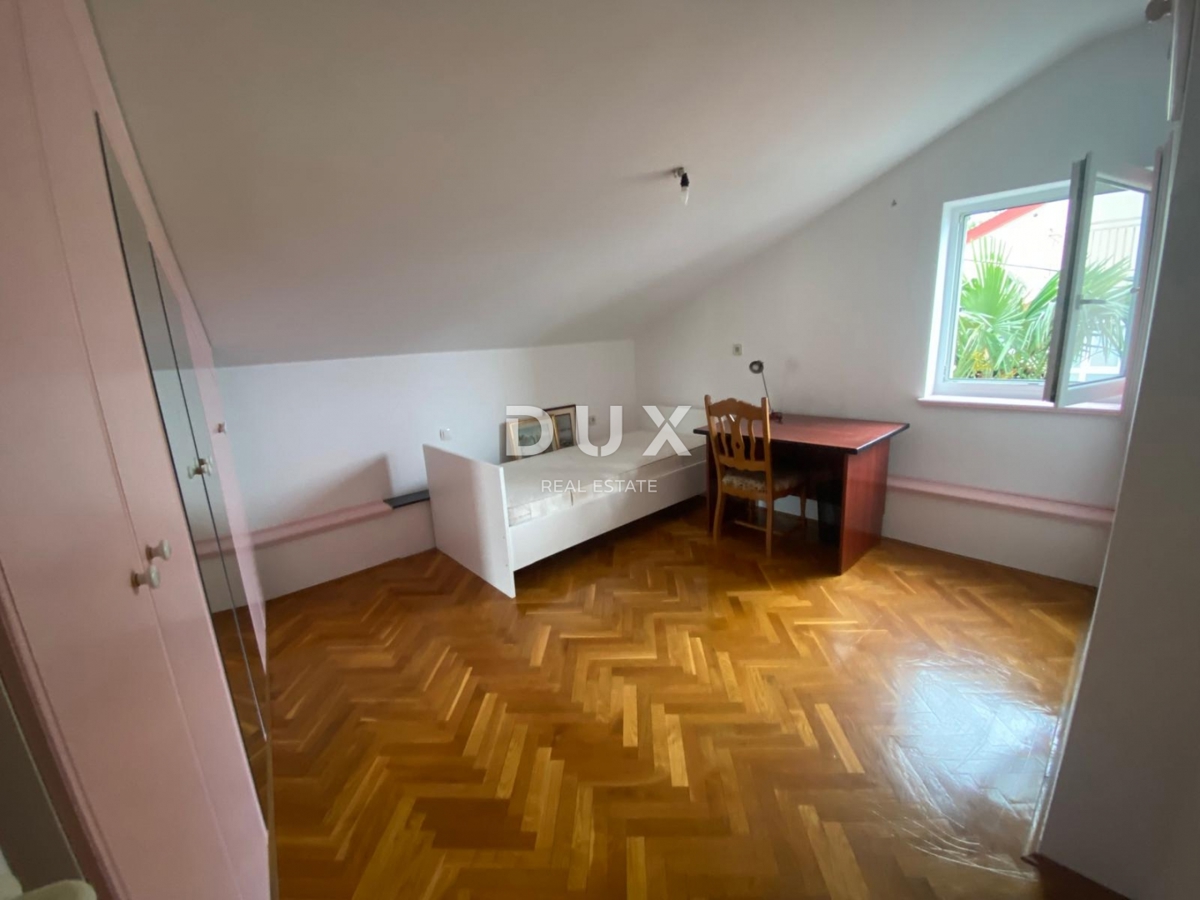 RIJEKA, TRSAT - appartamento 132 m2, 4 camere da letto + soggiorno con vista panoramica sul mare + appartamento aggiuntivo 31 m2! OCCASIONE!