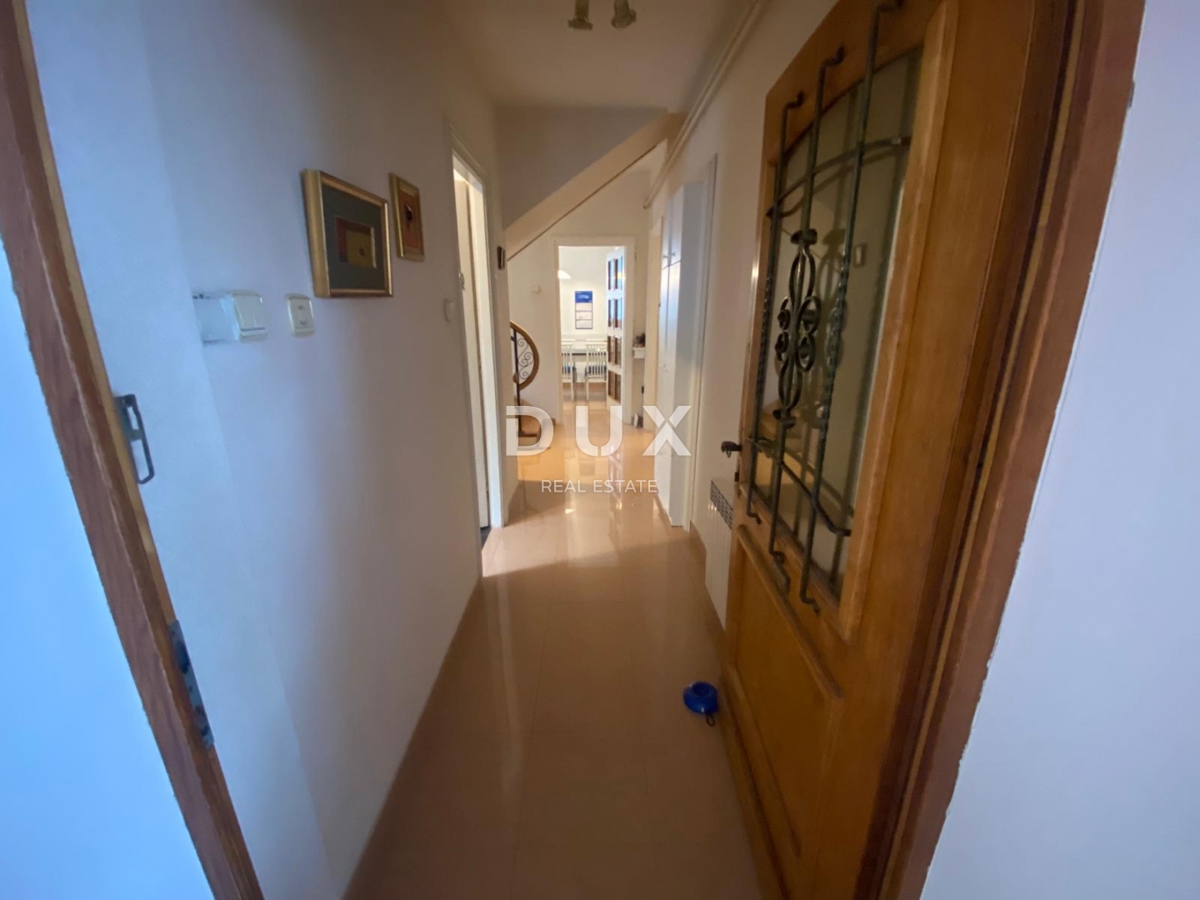 RIJEKA, TRSAT - appartamento 132 m2, 4 camere da letto + soggiorno con vista panoramica sul mare + appartamento aggiuntivo 31 m2! OCCASIONE!