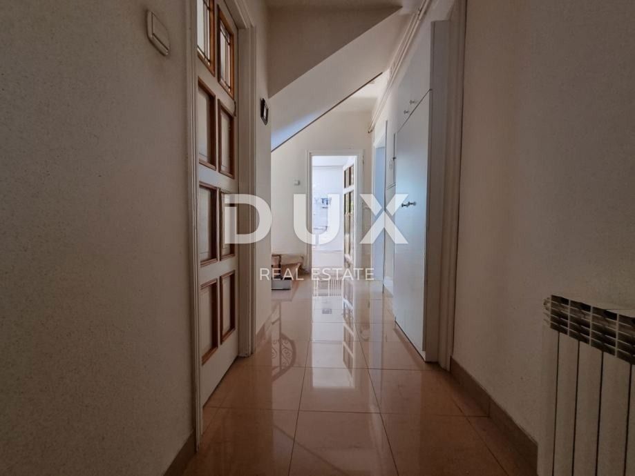 RIJEKA, TRSAT - appartamento 132 m2, 4 camere da letto + soggiorno con vista panoramica sul mare + appartamento aggiuntivo 31 m2! OCCASIONE!