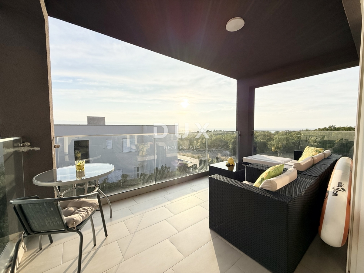 NOVI VINODOLSKI, DINTORNI - appartamento moderno in seconda fila al mare con piscina, parcheggio e giardino in comune