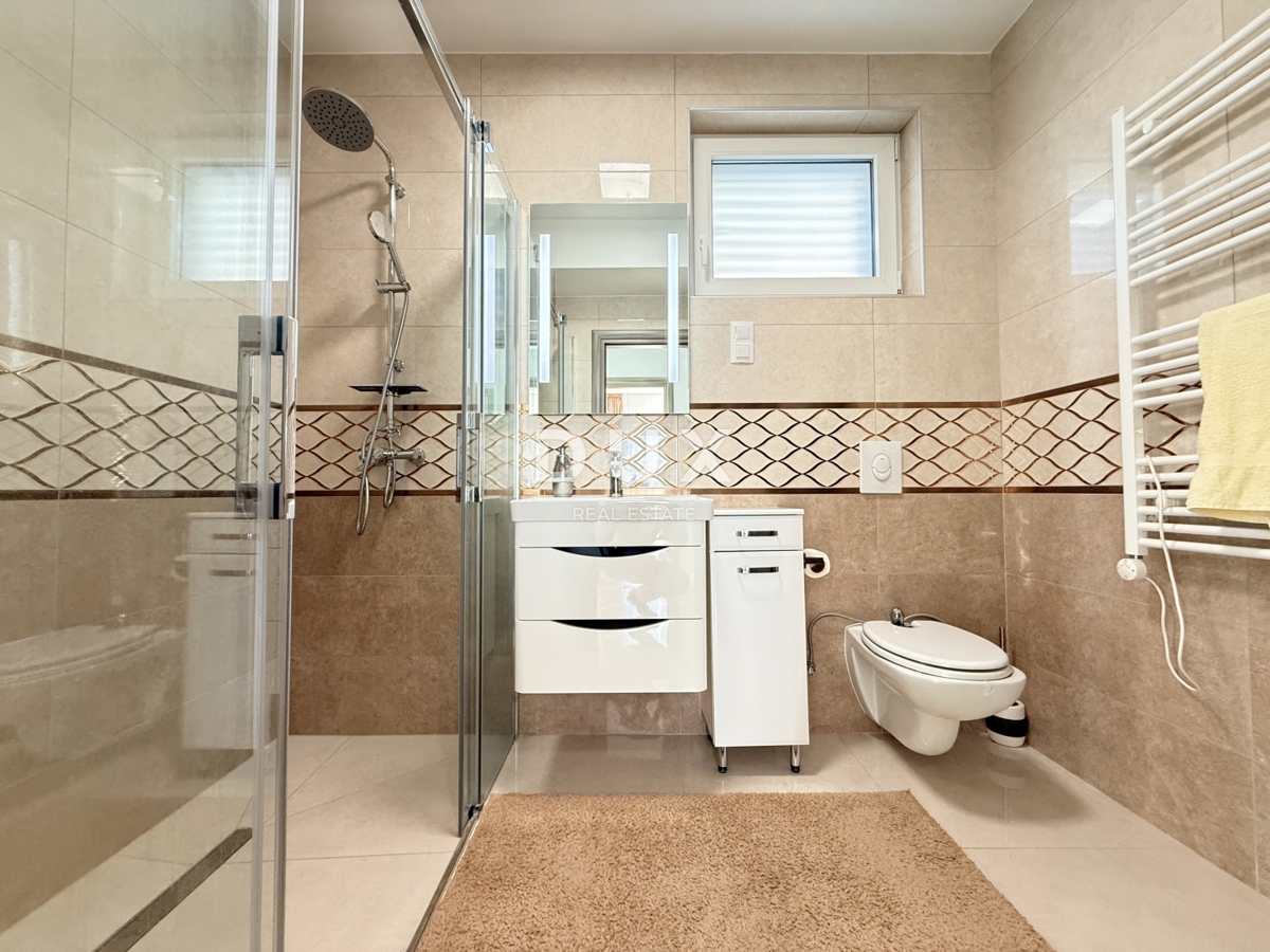 NOVI VINODOLSKI, DINTORNI - appartamento moderno in seconda fila al mare con piscina, parcheggio e giardino in comune