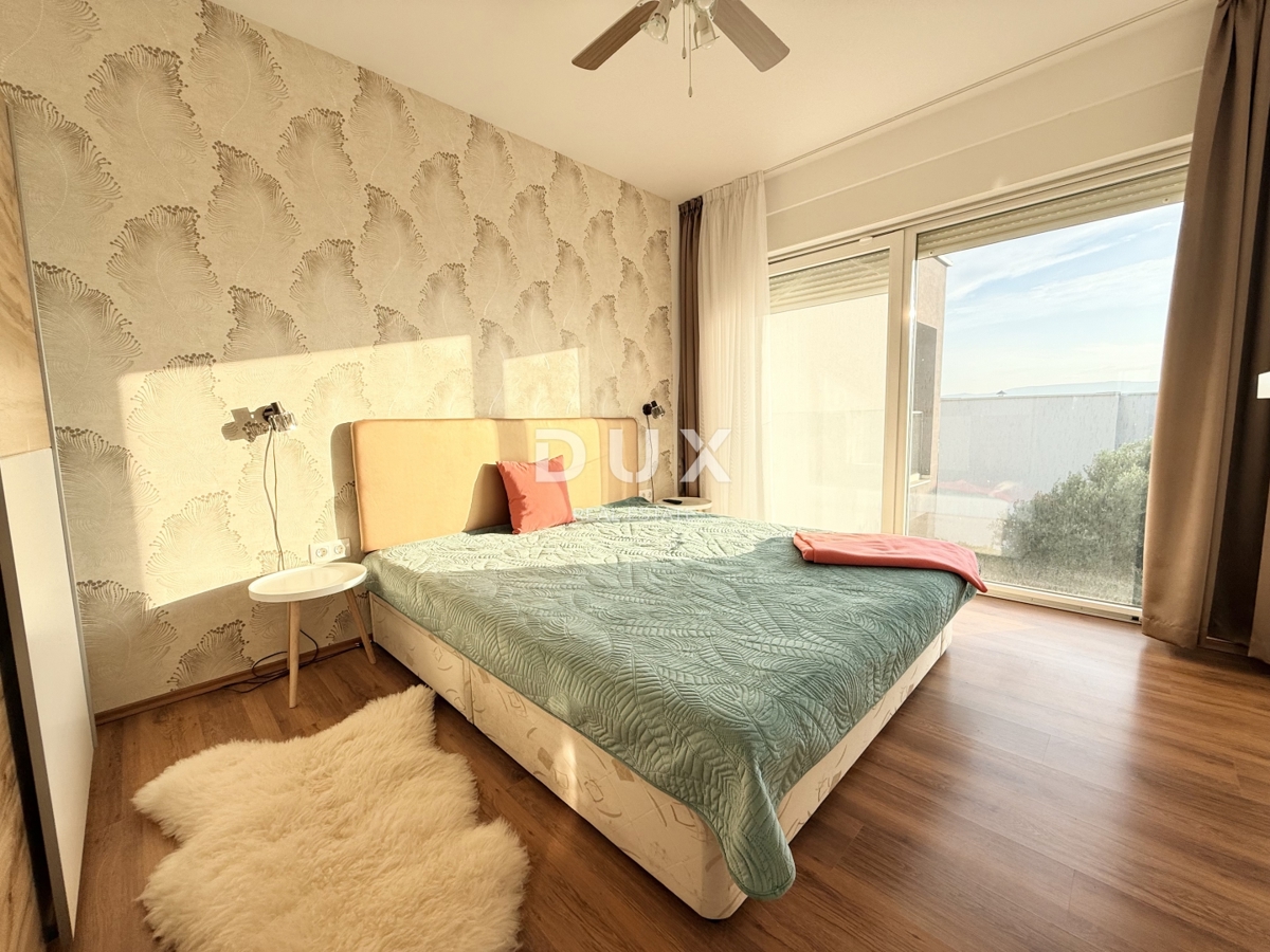 NOVI VINODOLSKI, DINTORNI - appartamento moderno in seconda fila al mare con piscina, parcheggio e giardino in comune