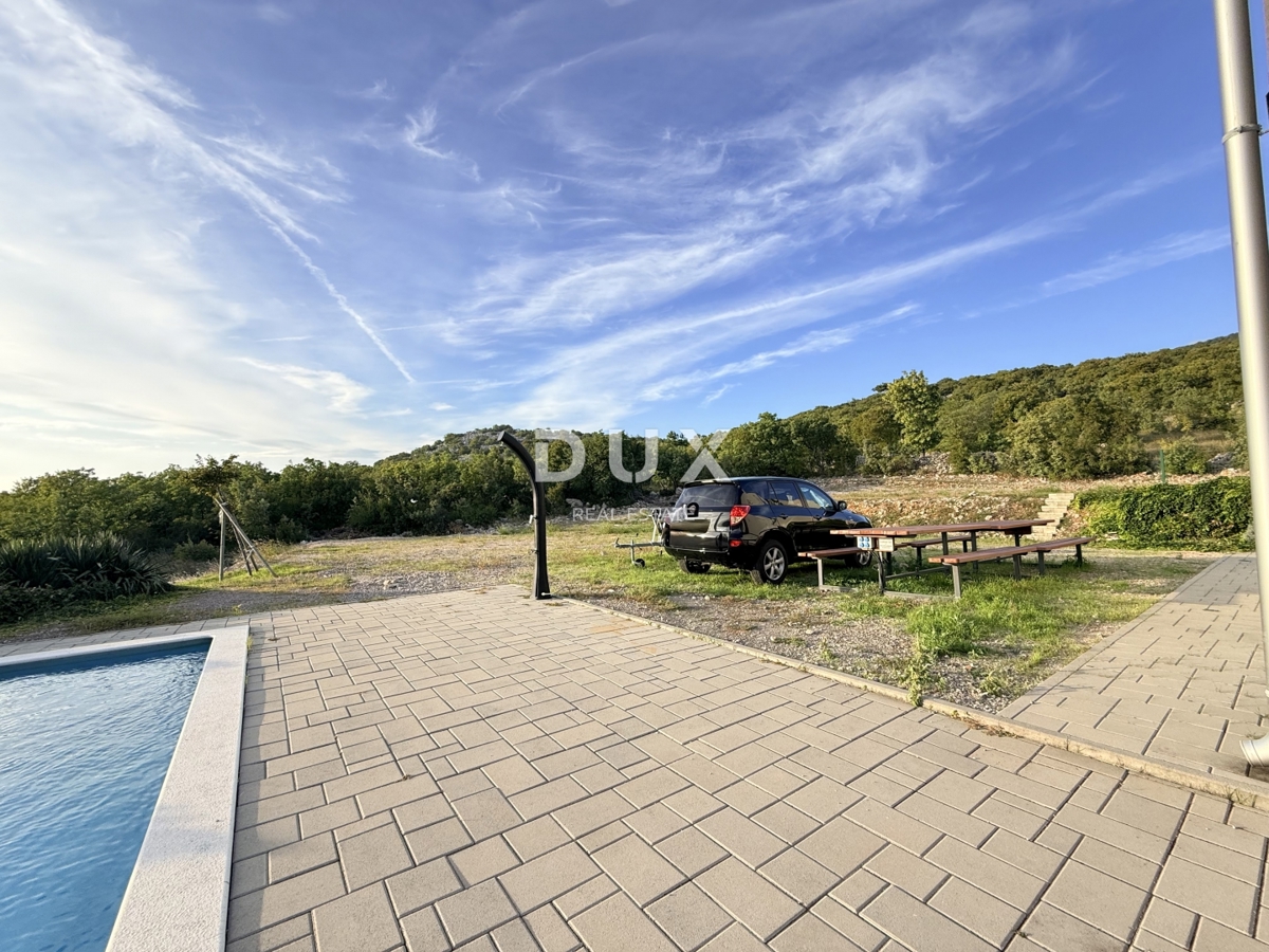 NOVI VINODOLSKI, DINTORNI - appartamento moderno in seconda fila al mare con piscina, parcheggio e giardino in comune