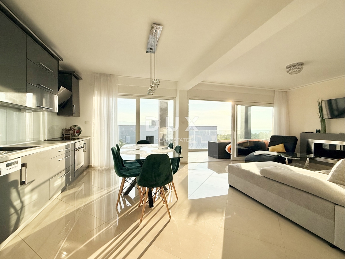 NOVI VINODOLSKI, DINTORNI - appartamento moderno in seconda fila al mare con piscina, parcheggio e giardino in comune