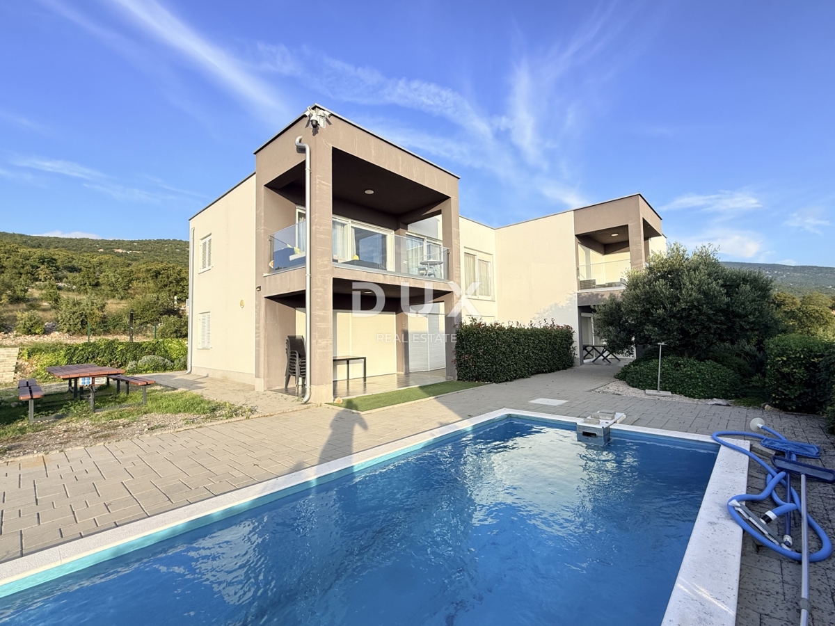 NOVI VINODOLSKI, DINTORNI - appartamento moderno in seconda fila al mare con piscina, parcheggio e giardino in comune