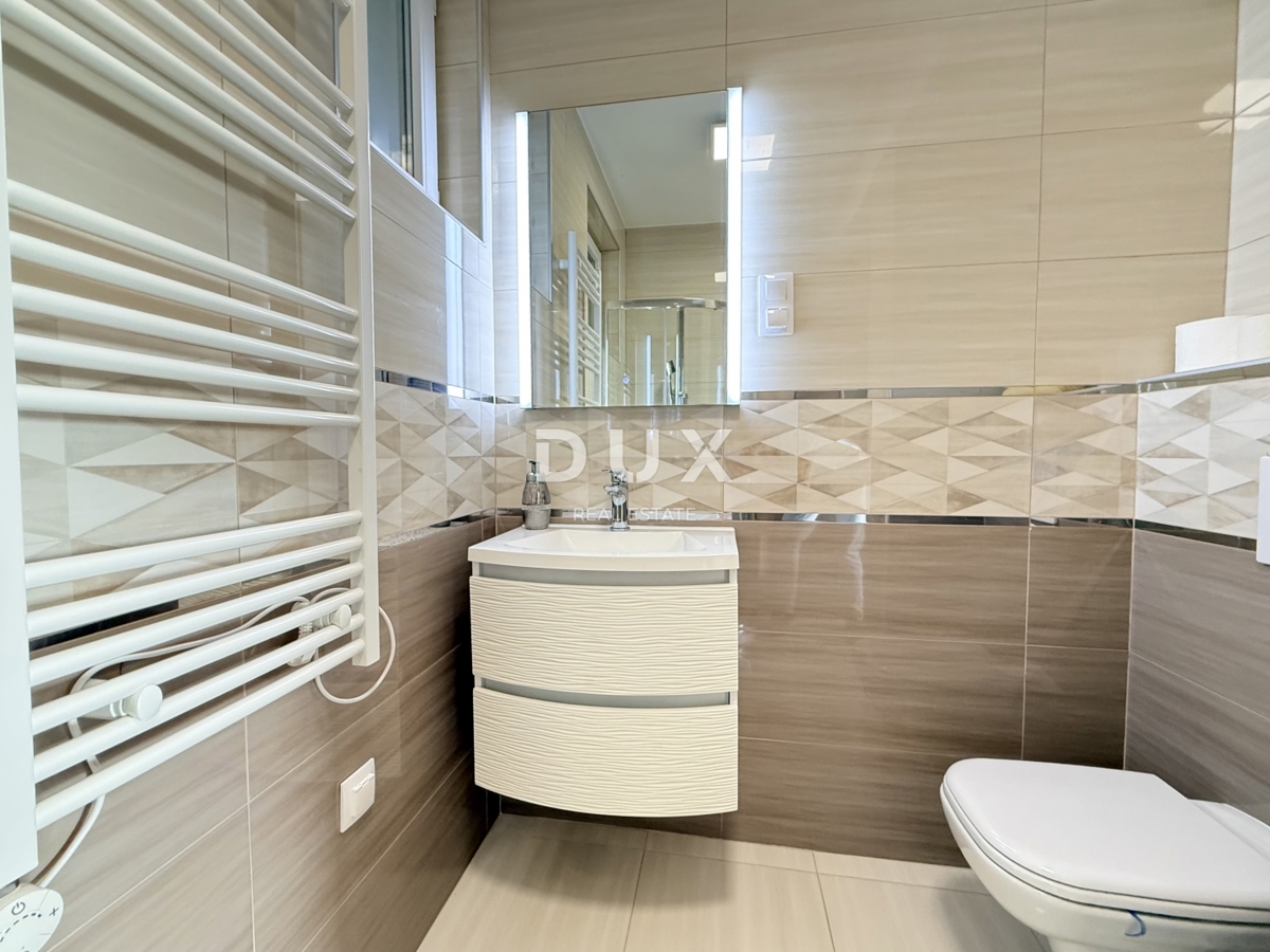 NOVI VINODOLSKI, DINTORNI - appartamento moderno in seconda fila al mare con piscina, parcheggio e giardino in comune