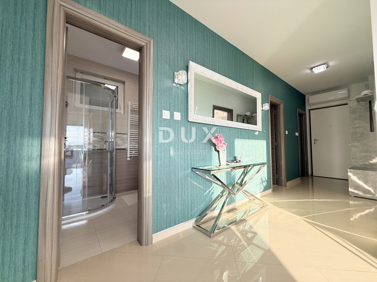 NOVI VINODOLSKI, DINTORNI - appartamento moderno in seconda fila al mare con piscina, parcheggio e giardino in comune