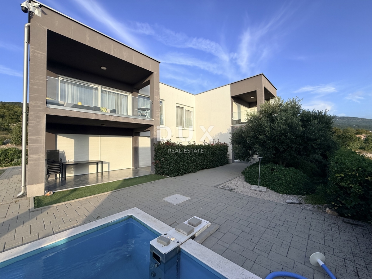 NOVI VINODOLSKI, DINTORNI - appartamento moderno in seconda fila al mare con piscina, parcheggio e giardino in comune