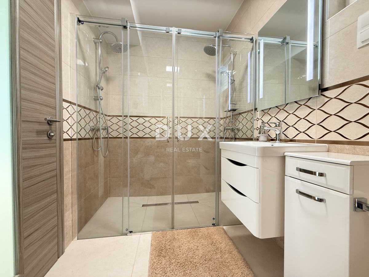 NOVI VINODOLSKI, DINTORNI - appartamento moderno in seconda fila al mare con piscina, parcheggio e giardino in comune