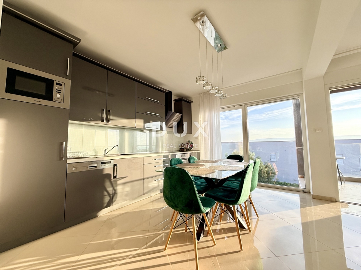 NOVI VINODOLSKI, DINTORNI - appartamento moderno in seconda fila al mare con piscina, parcheggio e giardino in comune