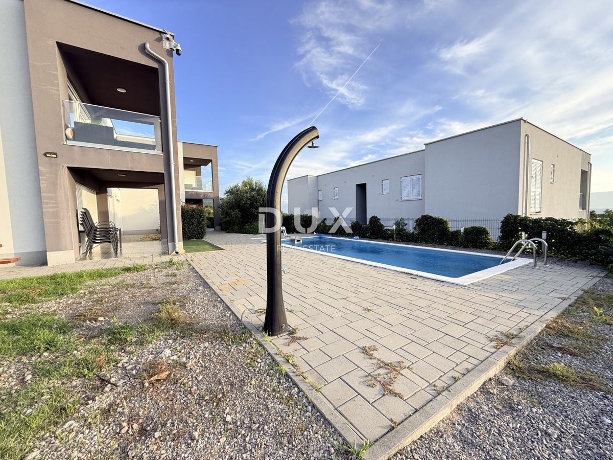 NOVI VINODOLSKI, DINTORNI - appartamento moderno in seconda fila al mare con piscina, parcheggio e giardino in comune