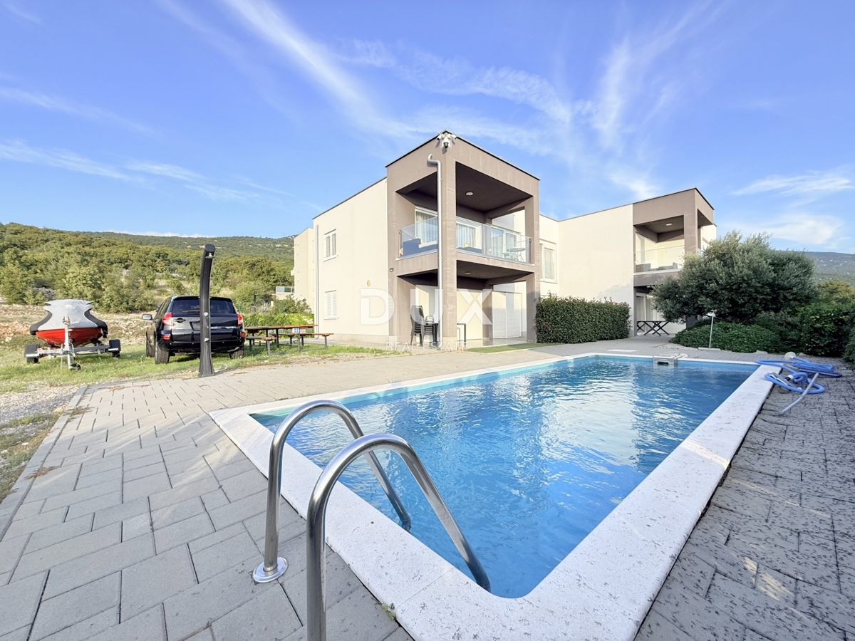 NOVI VINODOLSKI, DINTORNI - appartamento moderno in seconda fila al mare con piscina, parcheggio e giardino in comune