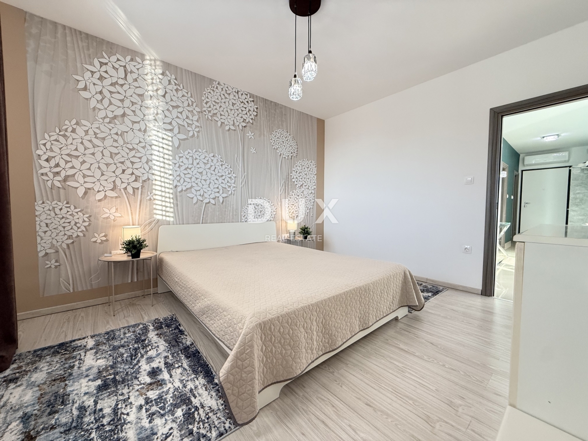 NOVI VINODOLSKI, DINTORNI - appartamento moderno in seconda fila al mare con piscina, parcheggio e giardino in comune