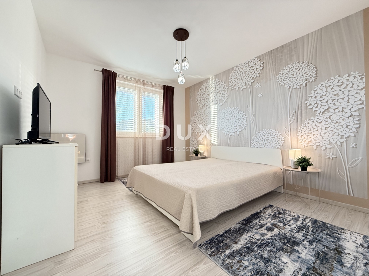 NOVI VINODOLSKI, DINTORNI - appartamento moderno in seconda fila al mare con piscina, parcheggio e giardino in comune