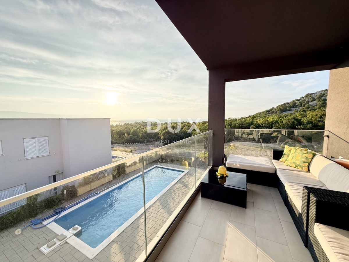 NOVI VINODOLSKI, DINTORNI - appartamento moderno in seconda fila al mare con piscina, parcheggio e giardino in comune