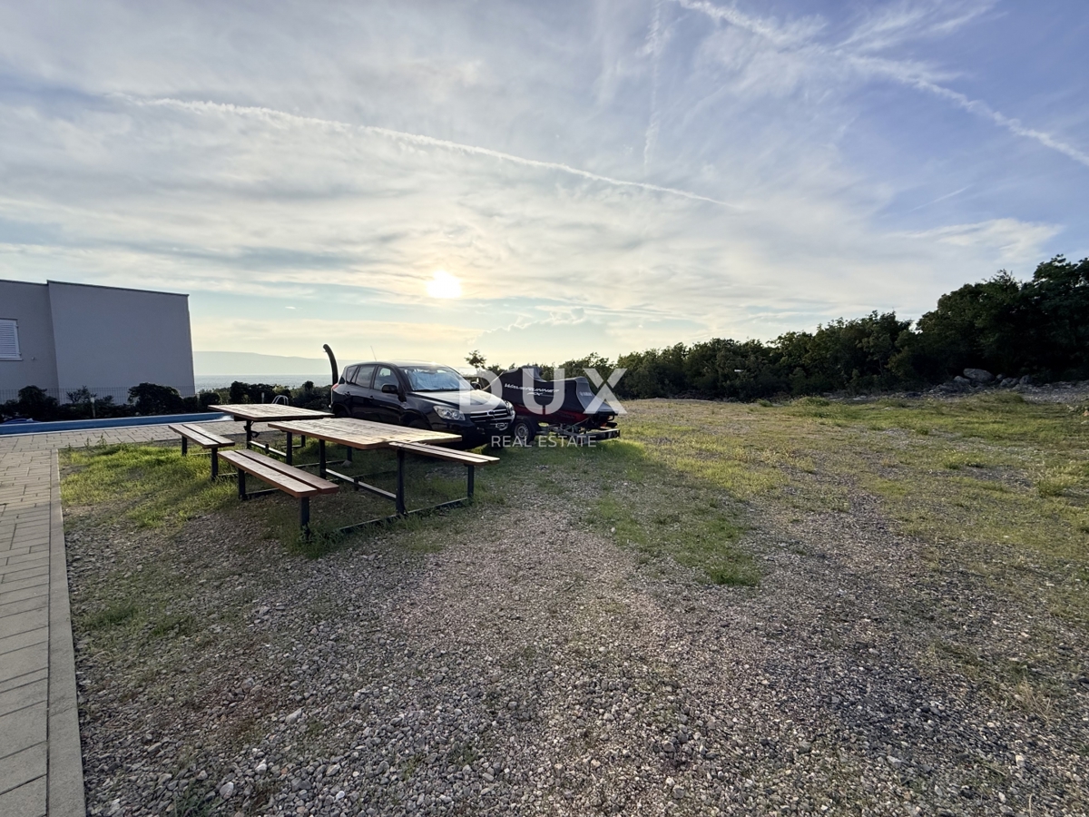 NOVI VINODOLSKI, DINTORNI - appartamento moderno in seconda fila al mare con piscina, parcheggio e giardino in comune