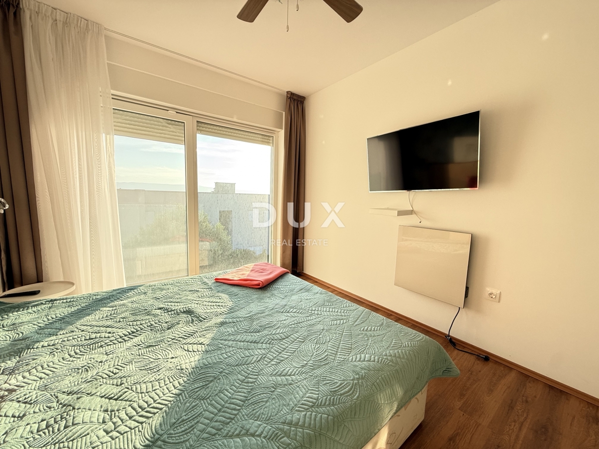 NOVI VINODOLSKI, DINTORNI - appartamento moderno in seconda fila al mare con piscina, parcheggio e giardino in comune