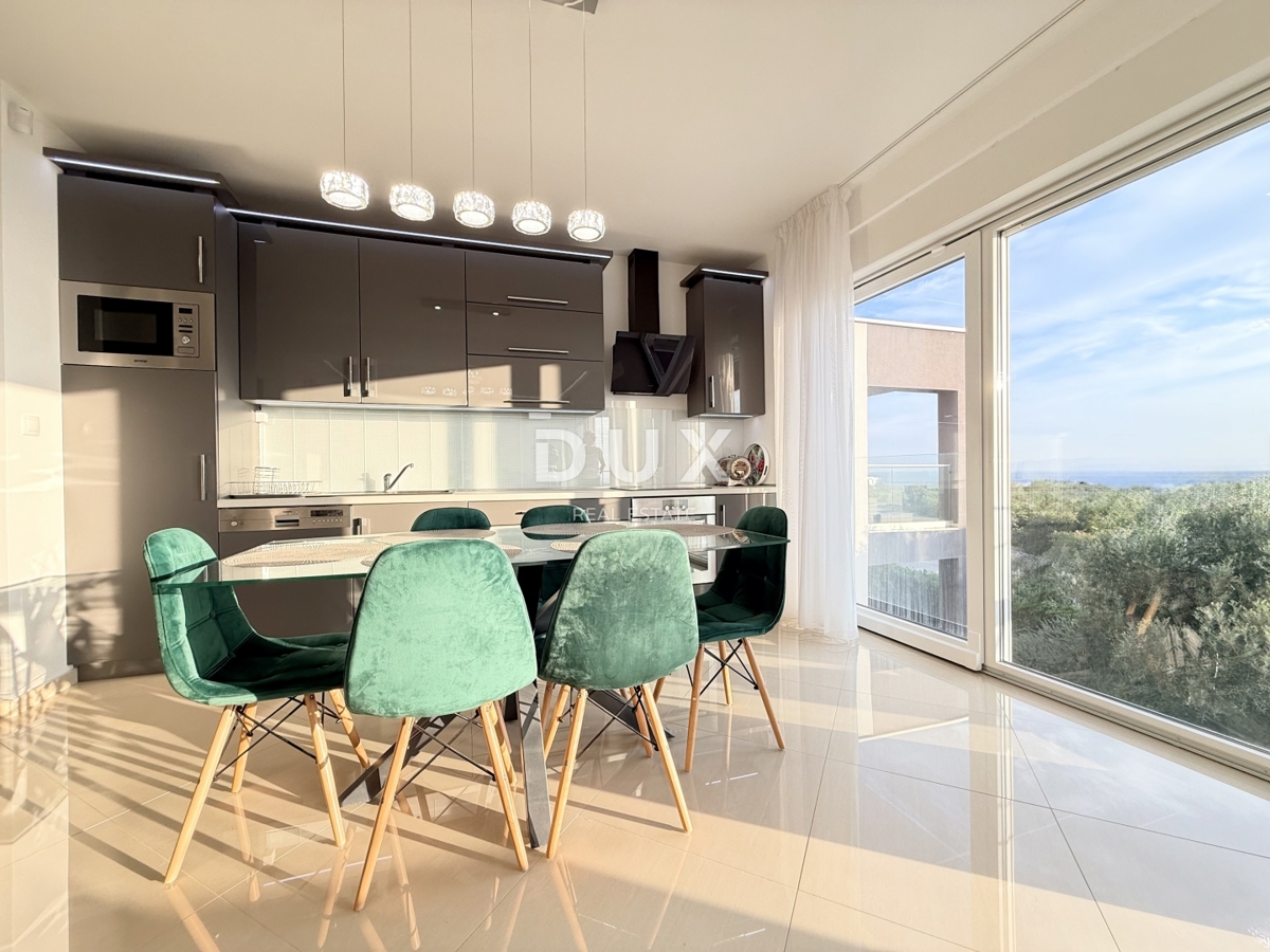 NOVI VINODOLSKI, DINTORNI - appartamento moderno in seconda fila al mare con piscina, parcheggio e giardino in comune