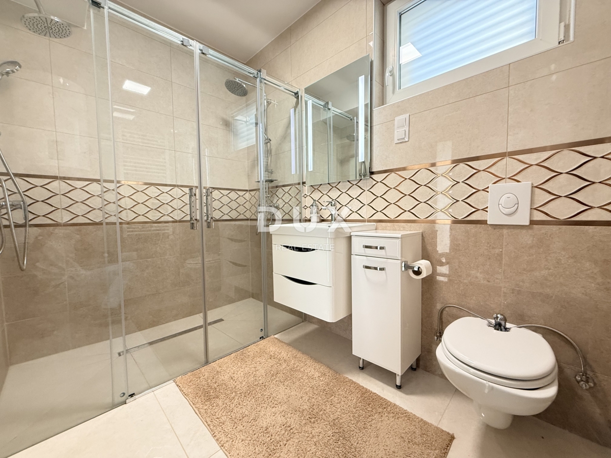 NOVI VINODOLSKI, DINTORNI - appartamento moderno in seconda fila al mare con piscina, parcheggio e giardino in comune