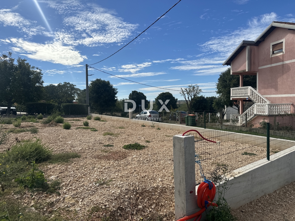 ZADAR, POLIČNIK - Terreno circondato da un muro!